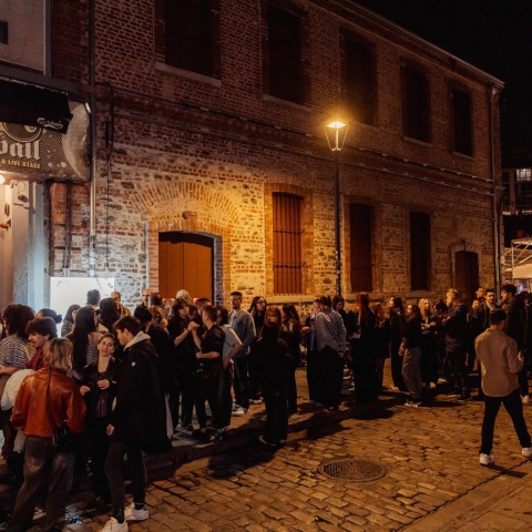 Hush Coffee and Brunch: Με θέα τη θάλασσα και τη Φρίντα Κάλο