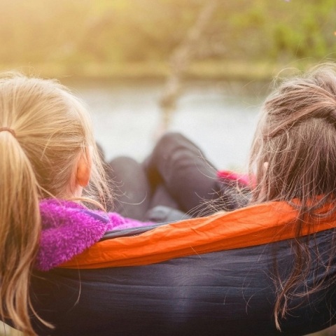 παιδια στην κουνια© Unsplash/Janko Ferlič