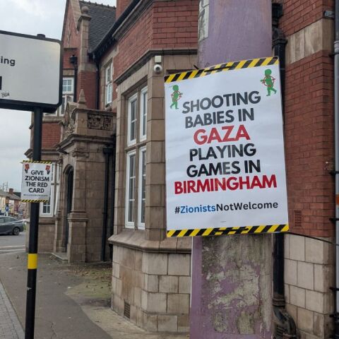 Μασκοφόροι κολλούν αντισημιτικές αφίσες πριν τον αγώνα Άστον Βίλα–Μακάμπι Τελ Αβίβ