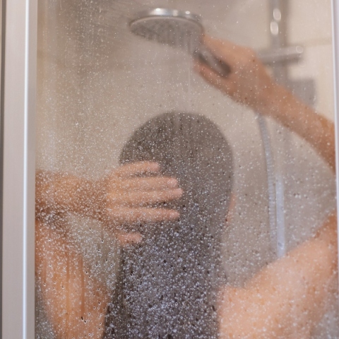  Ντους ή… μικροβιακή βόμβα; Τι πραγματικά συμβαίνει όταν ανοίγεις το νερό