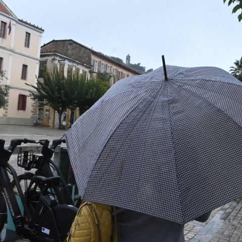 Καιρός, περαστικοι, βροχη