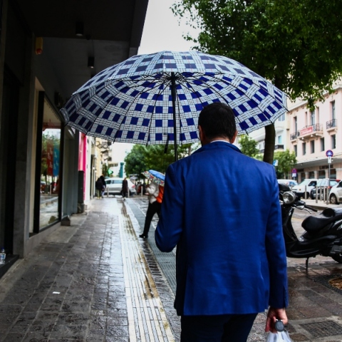 Καιρός, περαστικοι, βροχη