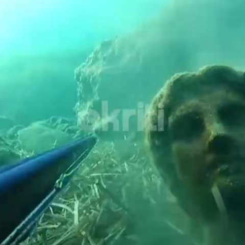 Κρήτη: Ψαροντουφέκας ανακάλυψε εντυπωσιακό άγαλμα στον βυθό
