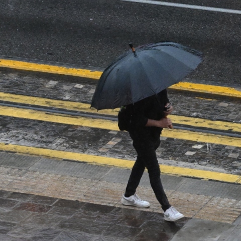 Καιρός, περαστικοι, βροχη