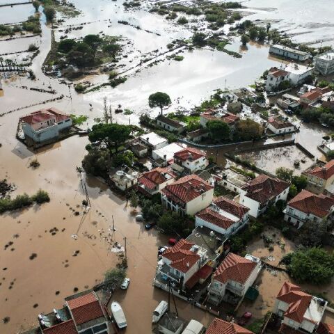 Λέσβος: Εικόνες καταστροφής από το πέρασμα της κακοκαιρίας  - «Έσπασε» ποταμός σε δύο σημεία
