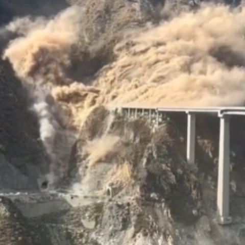 κατάρρευση γέφυρας στην Κινα