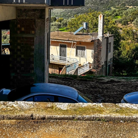 Αδιανόητη η τραγωδία στην Αχαΐα - Ο 25χρονος πήρε αγκαλιά το αγόρι, χτύπησε σε μπαλκόνι, ζαλίστηκε και έπεσαν αγκαλιά 