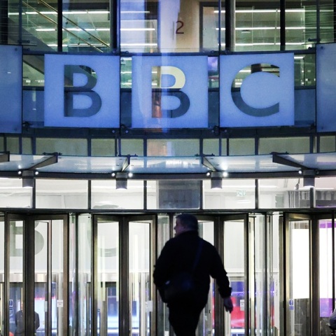 Τραμπ vs BBC: Ποια είναι τα εμπόδια στη νομική επιχειρηματολογία του προέδρου των ΗΠΑ; 