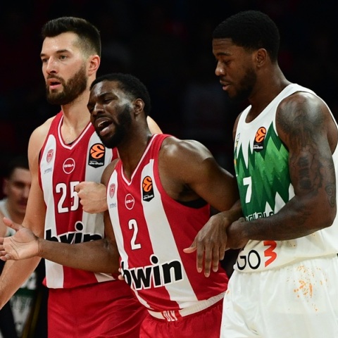 Σοκ στον Ολυμπιακό: Ο Έβανς τραυματίστηκε ξανά στην επιστροφή του μετά από 1.5 χρόνο στην Euroleague