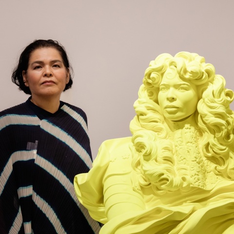 Η Κιμίκο Γιοσίντα ποζάρει δίπλα στο γλυπτό που απεικονίζει τον βασιλιά Λουδοβίκο