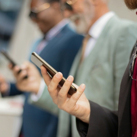 3 ανδρες κρατουν κινητα