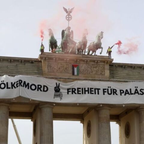 Bερολίνο: Ακτιβιστές με ανυψωτικό κρέμασαν πανό υπέρ της Παλαιστίνης στην Πύλη του Βρανδεμβούργου