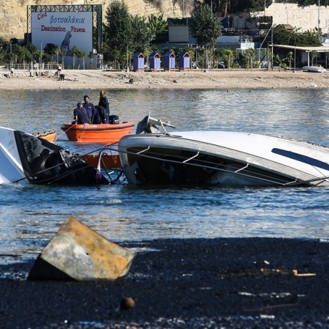 Πώς ξεκίνησε η φωτιά στη Μαρίνα Ζέας – Παραδόθηκαν στις φλόγες και βυθίστηκαν τέσσερα σκάφη