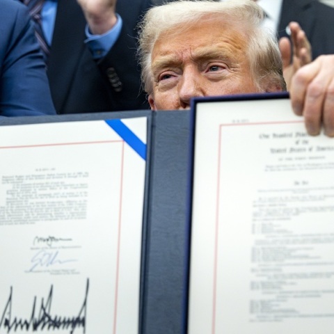 Έληξε το μεγαλύτερο shutdown στην αμερικανική ιστορία - Ο Τραμπ υπέγραψε τη συμφωνία στο Οβάλ Γραφείο