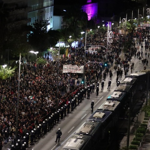 Ολοκληρώθηκε η πορεία για την 52η επέτειο του Πολυτεχνείου - Πάνω από 15.000 οι διαδηλωτές