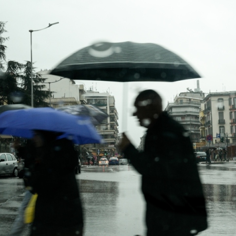 βροχη, περαστικοι, ομπρελες