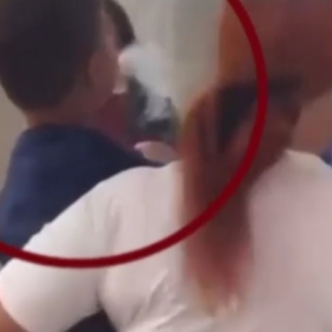 Παιδάκι καπνίζει ηλεκτρονικό τσιγάρο στην αγκαλιά της μητέρας του σταθμό «Μοναστηράκι» - Βίντεο