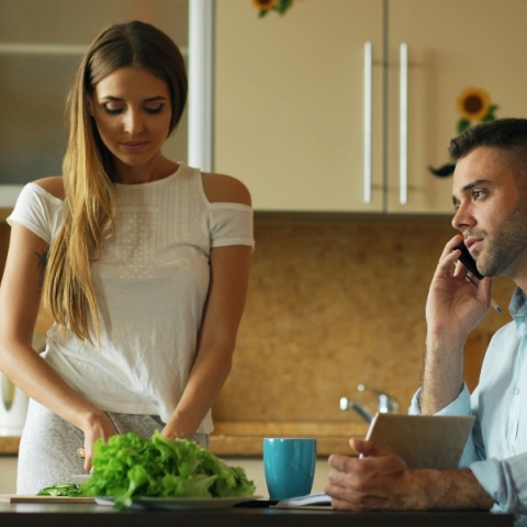 Ποια συνήθεια με το κινητό τηλέφωνο μπορεί να καταστρέψει τη σχέση σας