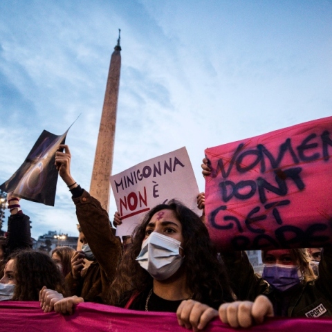 Πορεία διαμαρτυρία κατά της βίας εναντίον των γυναικών στη Ρώμη 