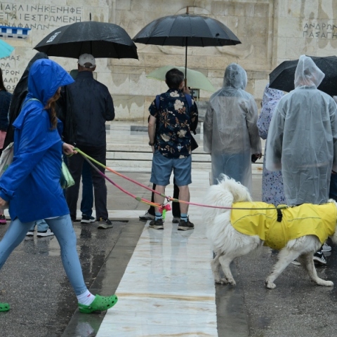 Καιρός, περαστικοι, βροχη