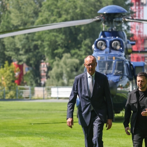 O καγκελάριος Μερτς με τον Βολοντιμίρ Ζελένσκι