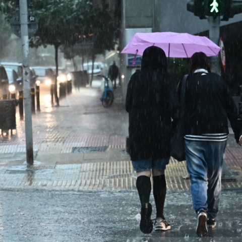 Καιρός αύριο: Τοπικές βροχές, νεφώσεις και πτώση της θερμοκρασίας που δεν ξεπερνά τους 22 βαθμούς