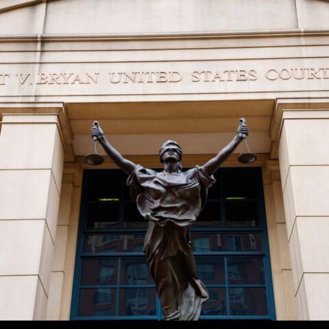 Ομοσπονδιακή δικαστής στις ΗΠΑ ακυρώνει τις υποθέσεις κατά Κόμεϊ και Λετίσια Τζέιμς