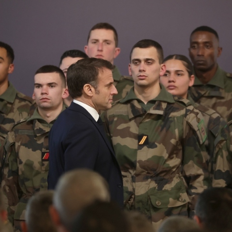 Ο Γάλλος πρόεδρος Εμανουέλ Μακρόν κατά τη διάρκεια επίσκεψης στη ναυτική βάση του Χερβούργου 