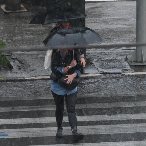 Καιρός, περαστικοι, βροχη