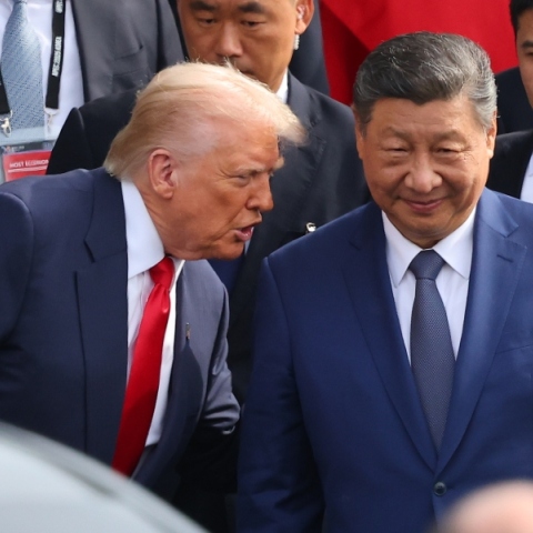 Ο Ντόναλντ Τραμπ με τον Σι Τζινπίνγκ στη Νότια Κορέα