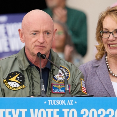 Ο γερουσιαστής Μαρκ Κέλι και η σύζυγός του, Γκάμπι Γκίφορντς 