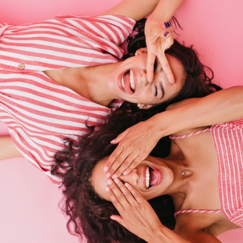 Συγχρονίζονται όντως οι περίοδοι; Το φαινόμενο που διχάζει γενιές γυναικών