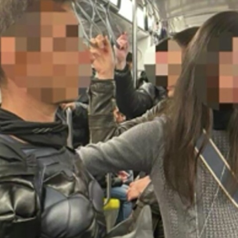 Άνδρας ντυμένος Μπάτμαν σε τρένο 