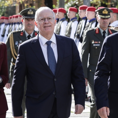 Η πρόεδρος της Διεθνούς Ολυμπιακής Επιτροπής, Κίρστι Κόβεντρι, με τον Πρόεδρος της Δημοκρατίας, Κωνσταντίνο Τασούλα και τον πρόεδρο της Ελληνικής Ολυμπιακής Επιτροπής, Ισίδωρο Κούβελο 