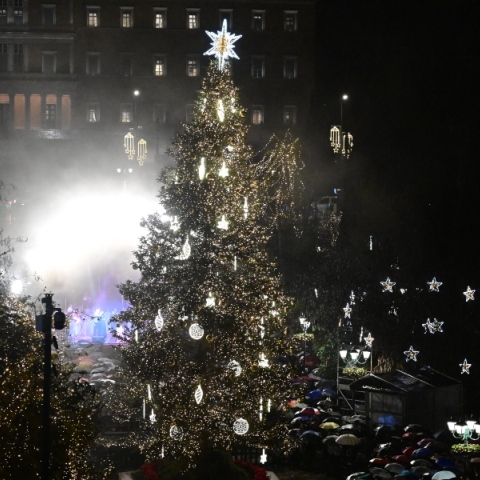Φωταγωγήθηκε το χριστουγεννιάτικο δέντρο στο Σύνταγμα