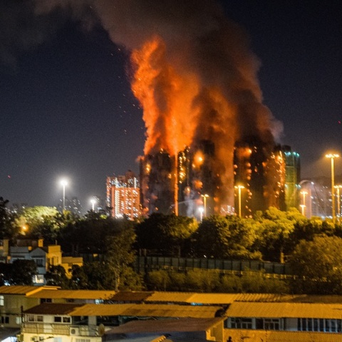 Εικόνες αποκάλυψης στο Χονγκ Κονγκ: 55 οι νεκροί, δεκάδες οι αγνοούμενοι