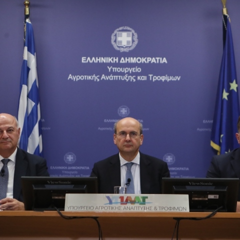 Συνέντευξη τύπου από τον Αντιπρόεδρο της Κυβέρνησης Κωστή Χατζηδάκη, τον Υπουργό Αγροτικής Ανάπτυξης και Τροφίμων Κώστα Τσιάρα και τον Διοικητή της ΑΑΔΕ Γιώργο Πιτσιλή