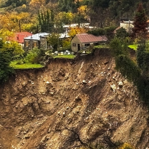 Μεγάλη κατολίσθηση στα Τζουμέρκα από την κακοκαιρία Adel - Σπίτια στο χείλος του γκρεμού