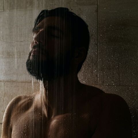 Οι καυτές ντουζιέρες μπορεί να χαλάσουν το δέρμα και τα μαλλιά 