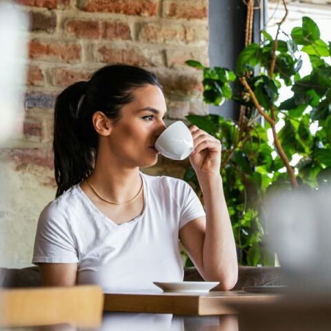 Νέα έρευνα υποδηλώνει ότι η μέτρια κατανάλωση καφέ μπορεί να επιβραδύνει τη βιολογική γήρανση, προστατεύοντας τα τελομερή του DNA.