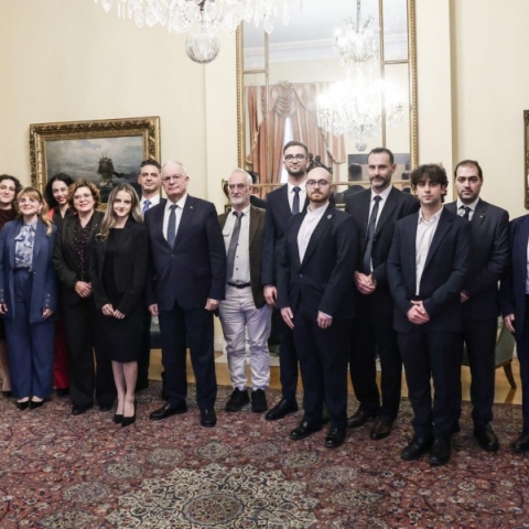 Παρίσι: Συναντηση Τασούλα με φοιτητές του Πανεπιστήμιου Ιωαννίνων που κέρδιαν το χρυσό μετάλλιο σε διεθνή διαγωνισμό βιολογίας 