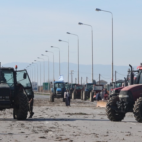 Στα διόδια Μαλγάρων οι αγρότες - Κλειστή η εθνική οδός και στα δύο ρεύματα