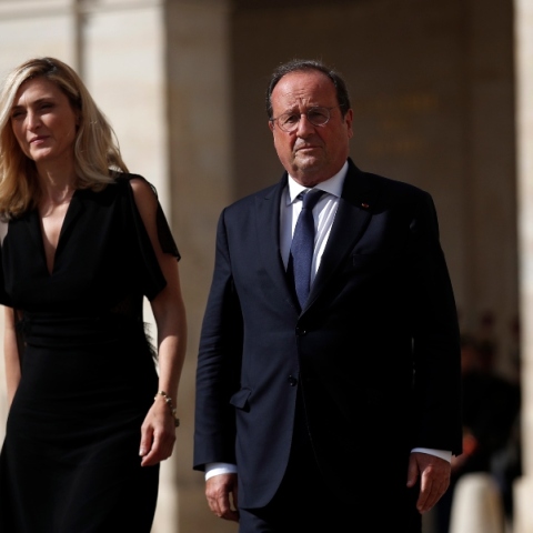 Ο πρώην Γάλλος πρόεδρος Φρανσουά Ολάντ και η σύζυγός του, Γαλλίδα ηθοποιός Ζιλί Γκαγιέ 