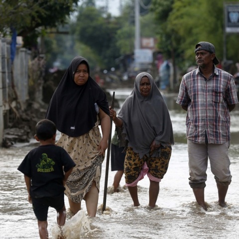Βιβλικές πλημμύρες στην ΝΑ Ασία: Πάνω από 1.200 οι νεκροί σε Ινδονησία και Σρι Λάνκα 