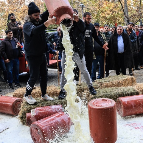 Κτηνοτρόφοι στη Λάρισα πέταξαν γάλα, καλαμπόκι και άχυρα μπροστά στο δικαστήριο 