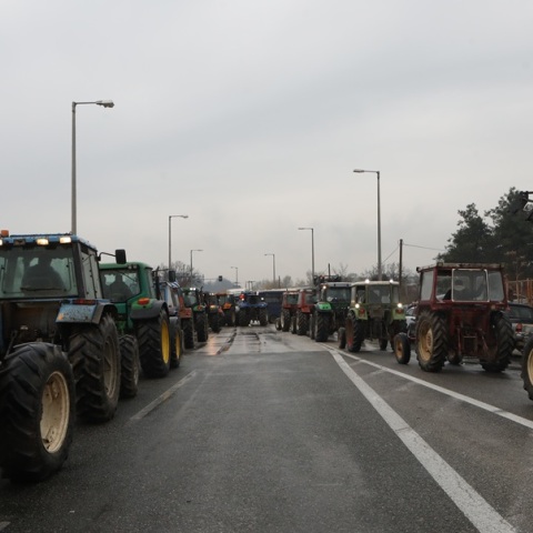 Στο τελωνείο του Προμαχώνα κατευθύνονται οι αγρότες – Πέρασαν το αστυνομικό μπλόκο