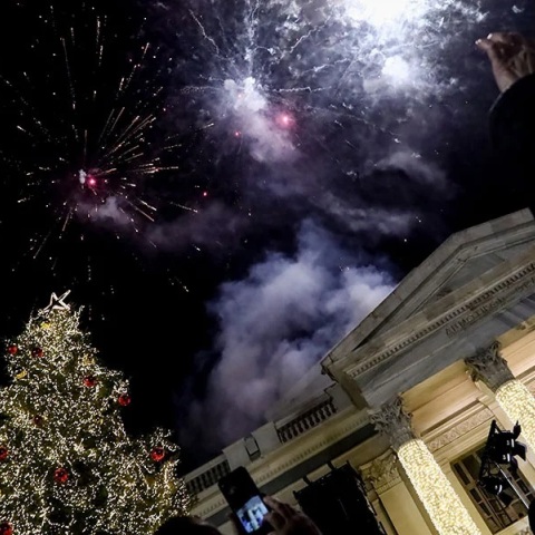φωταγώγηση του χριστουγεννιάτικου δέντρου στον Πειραιά