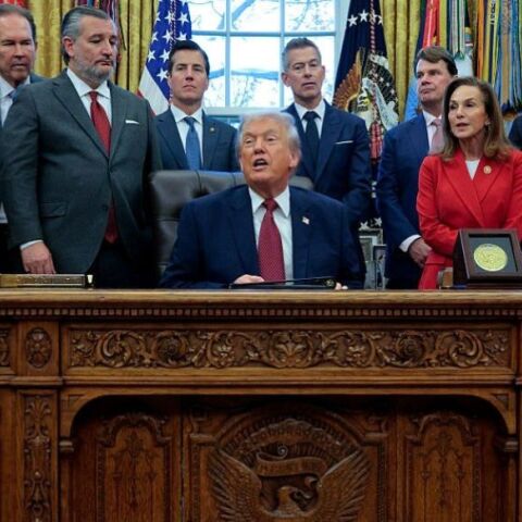 O Ντόναλντ Τραμπ στον Οβάλ γραφείο του Λευκού Οίκου, κάνει δηλώσεις περιστοιχισμένος από μέλη της κυβέρνησής του