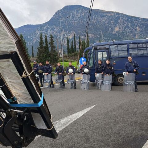 Σε αποκλεισμό της Εθνικής Οδού Αθηνών-Λαμίας προχώρησαν οι αγρότες της Φθιώτιδας