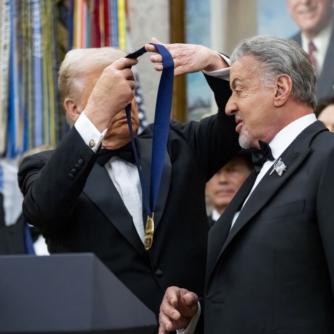 Ο Τραμπ βραβεύει τον Σιλβέστερ Σταλόνε